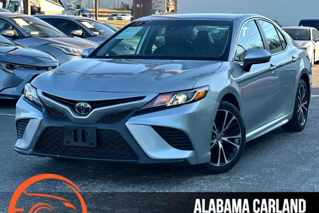 2020 Toyota Camry SE photo 1