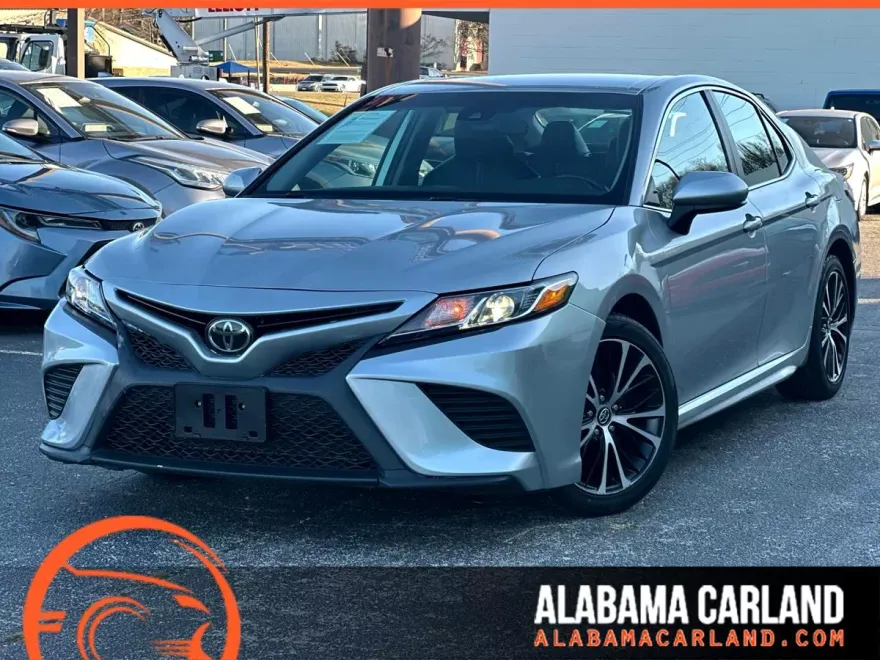 2020 Toyota Camry SE photo 1