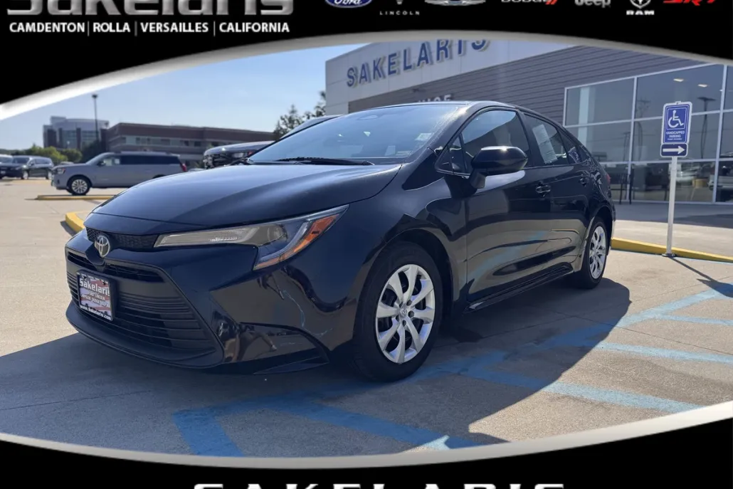 2024 Toyota Corolla LE photo 1