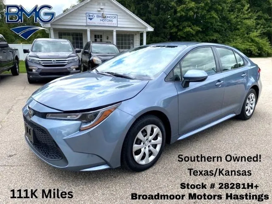 2021 Toyota Corolla LE photo 1