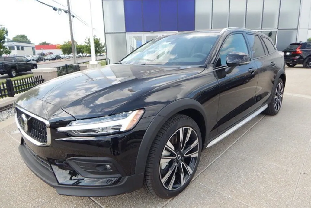 2025 Volvo V60 Cross Country B5 photo 1