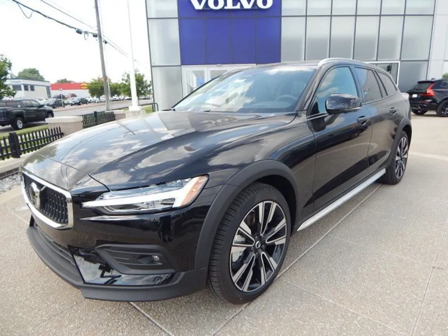 2025 Volvo V60 Cross Country B5 photo 1