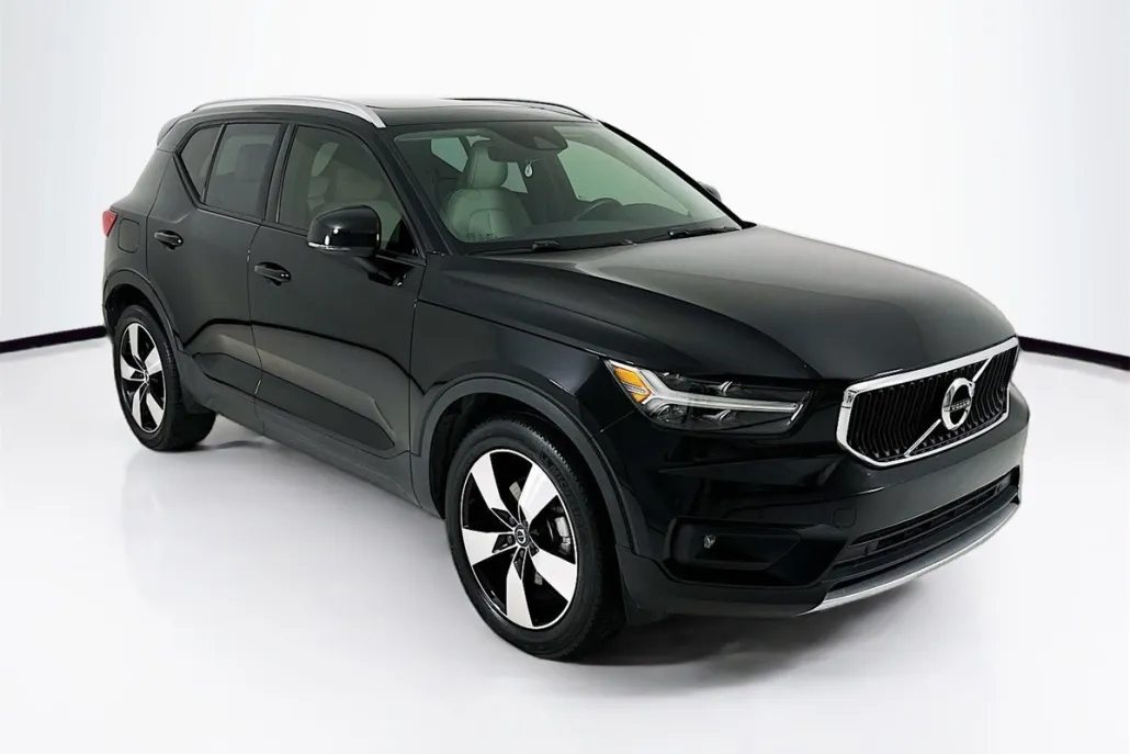 2021 Volvo XC40 Momentum photo 1