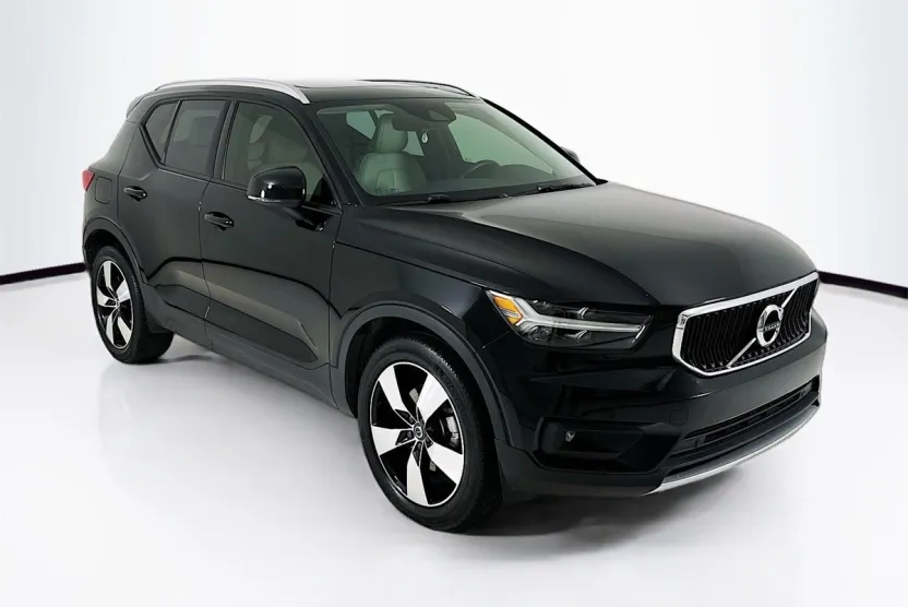 2021 Volvo XC40 Momentum photo 1