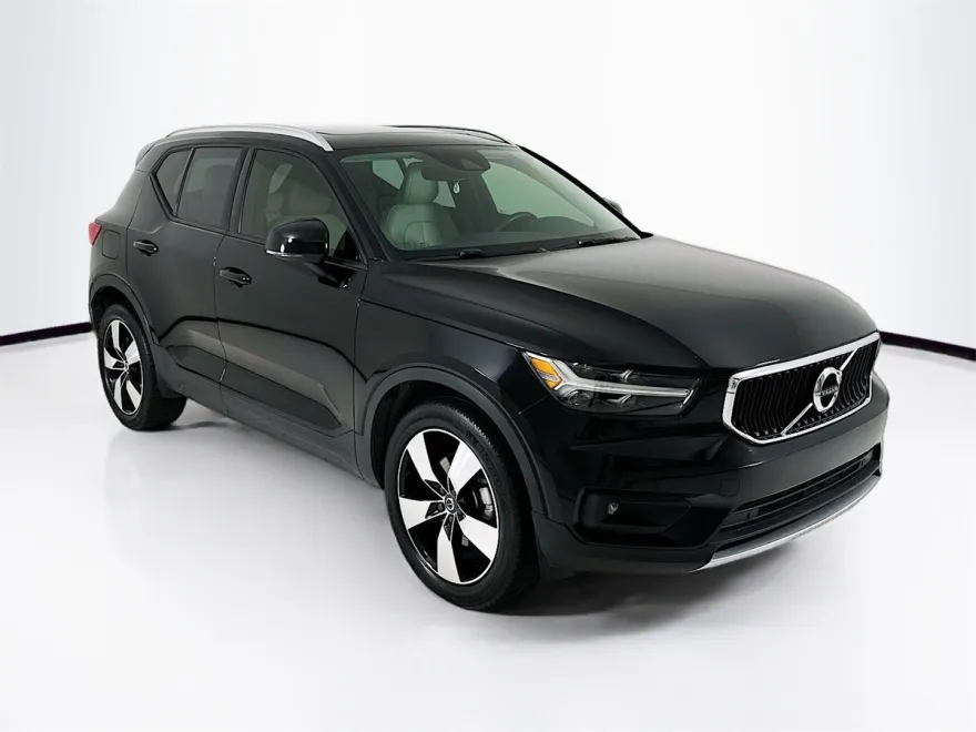 2021 Volvo XC40 Momentum photo 1