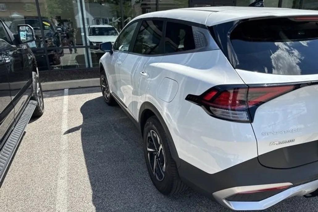 2023 Kia Sportage Hybrid LX photo 1