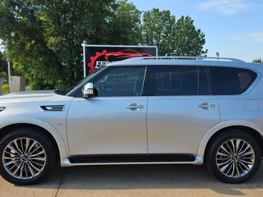 2019 Infiniti QX80 Luxe photo 1