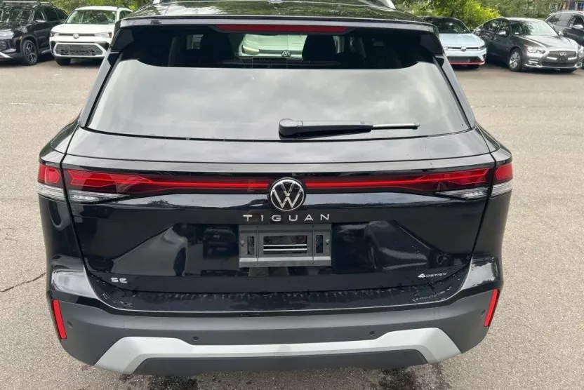2025 Volkswagen Tiguan SE photo 1
