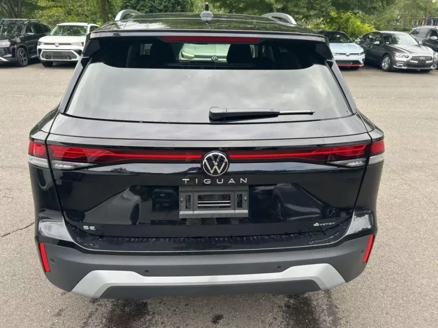 2025 Volkswagen Tiguan SE photo 1