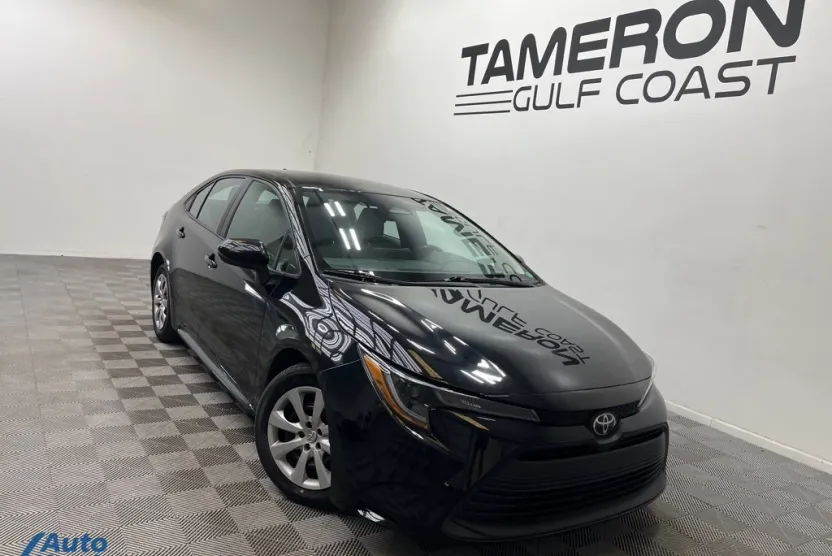 2023 Toyota Corolla LE photo 1