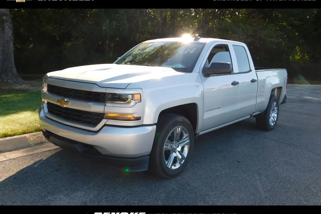 2019 Chevrolet Silverado Custom photo 1