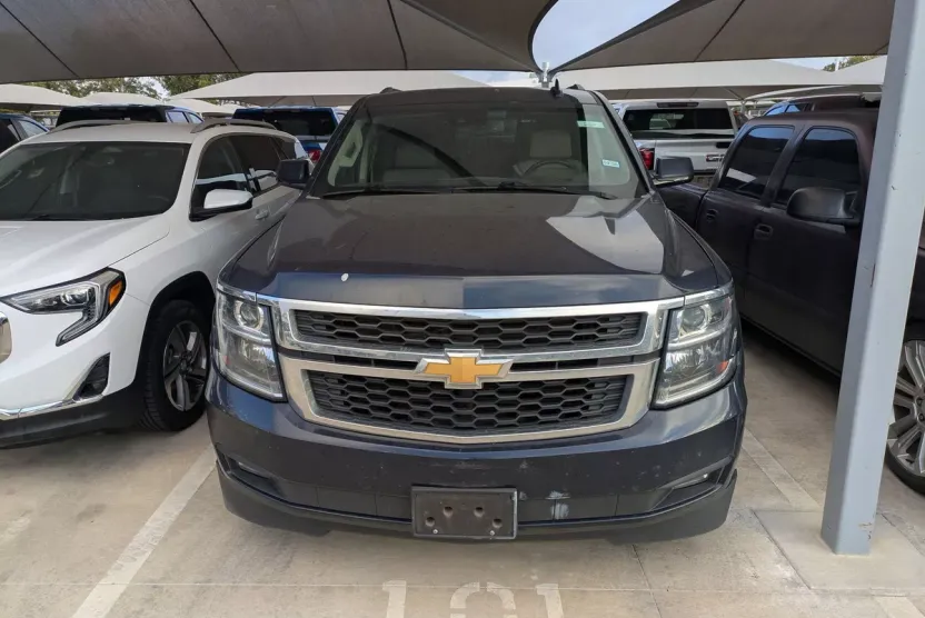 2017 Chevrolet Suburban LT photo 1