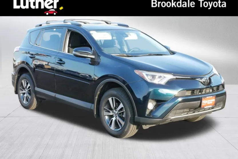 2017 Toyota RAV4 XLE photo 1