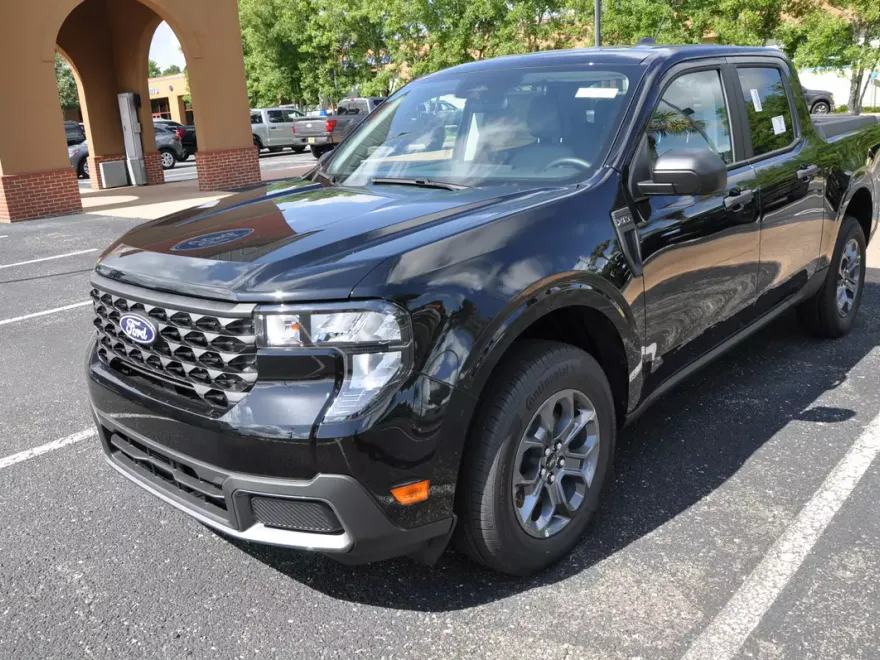 2025 Ford Maverick XLT photo 1