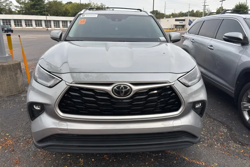 2021 Toyota Highlander XLE photo 1