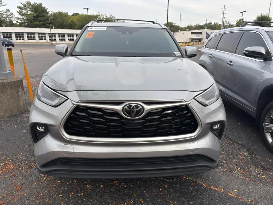 2021 Toyota Highlander XLE photo 1