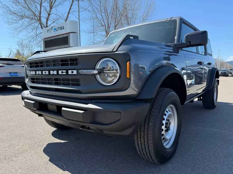 2025 Ford Bronco Base photo 1