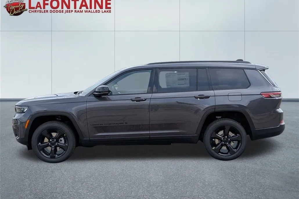 2025 Jeep Grand Cherokee Altitude photo 1