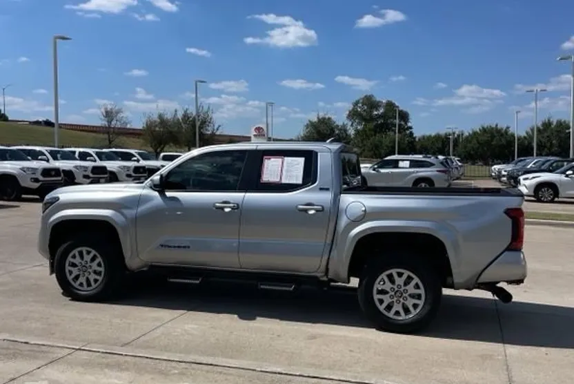 2025 Toyota Tacoma SR5 photo 1