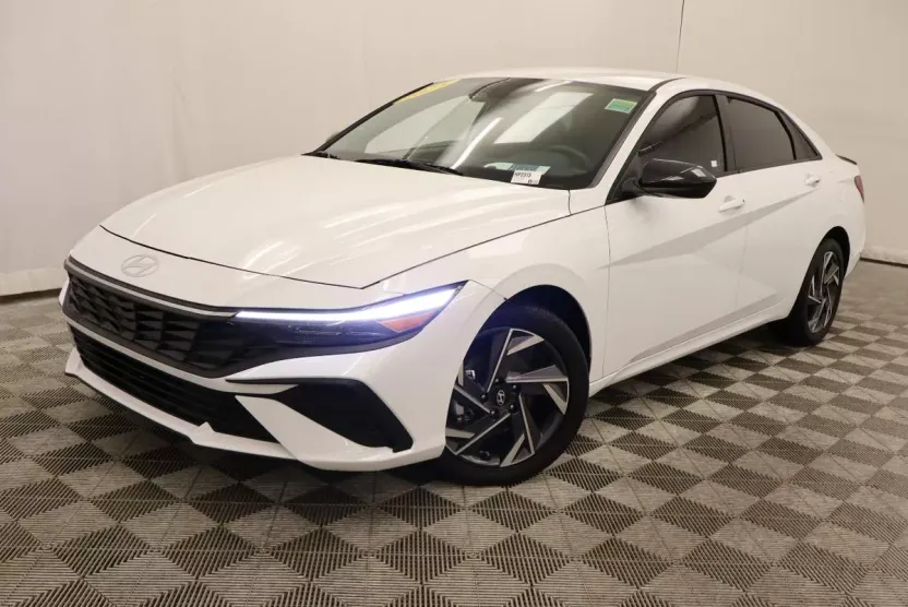 2025 Hyundai Elantra SEL Sport photo 1