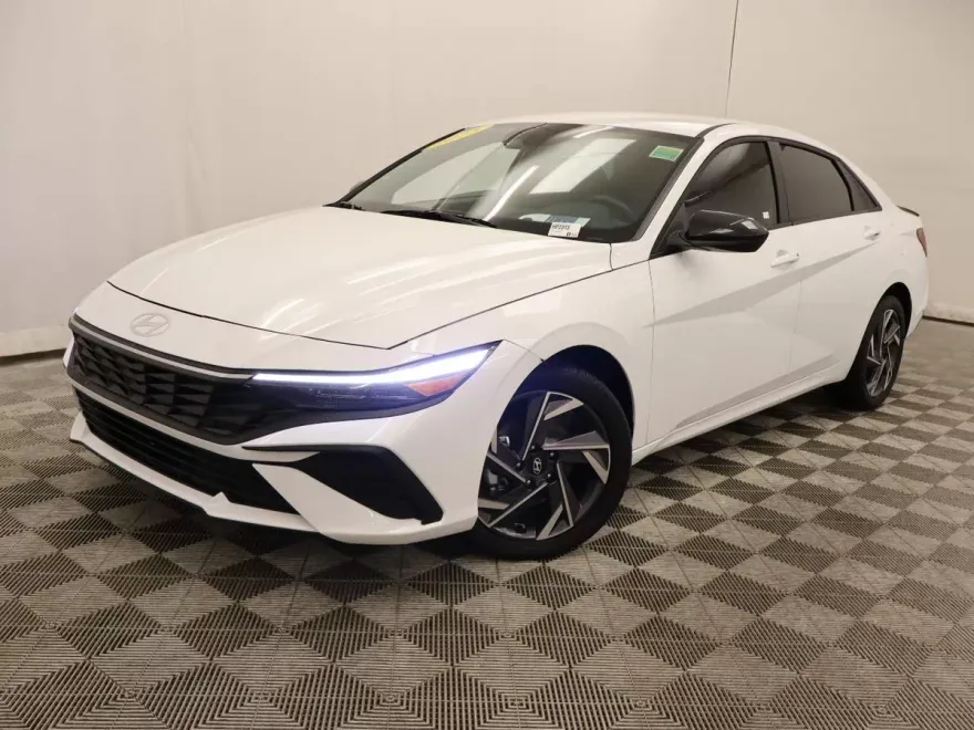 2025 Hyundai Elantra SEL Sport photo 1