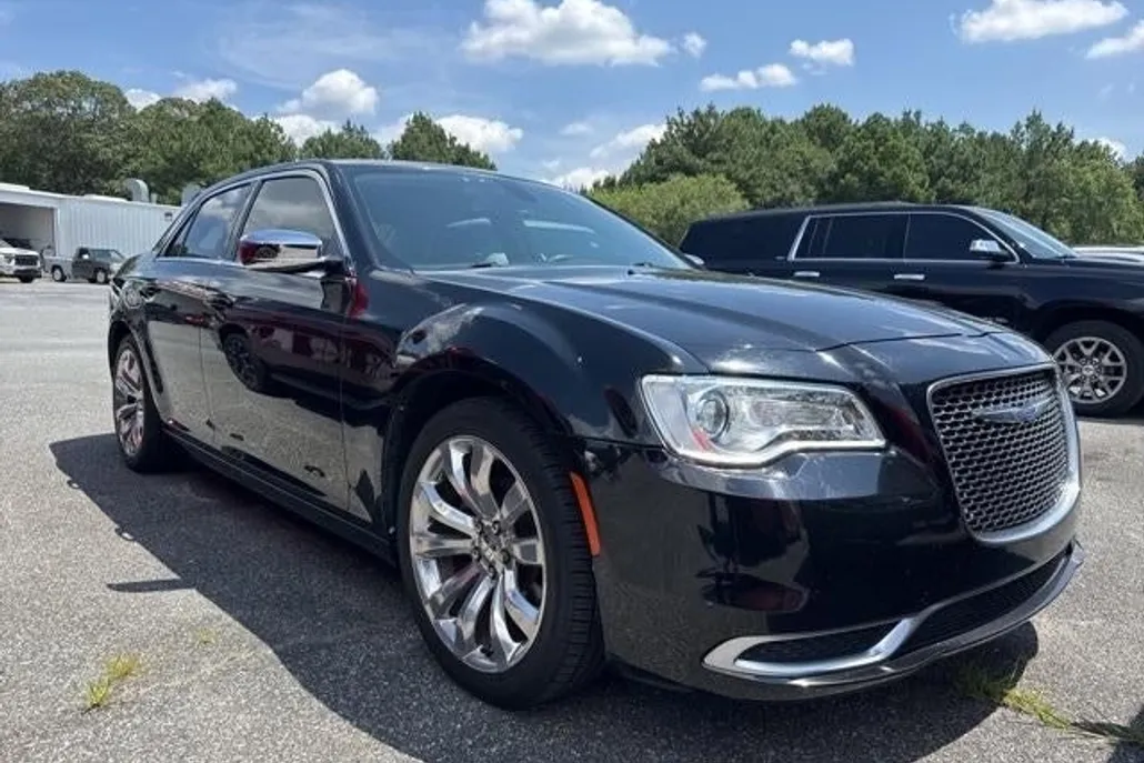 2018 Chrysler 300 Touring photo 1