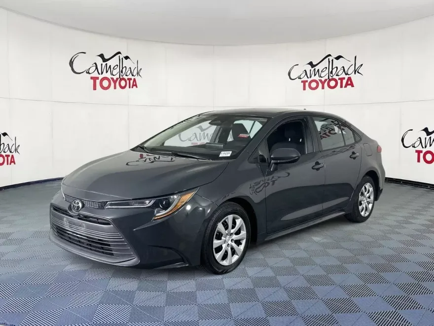 2024 Toyota Corolla LE photo 1