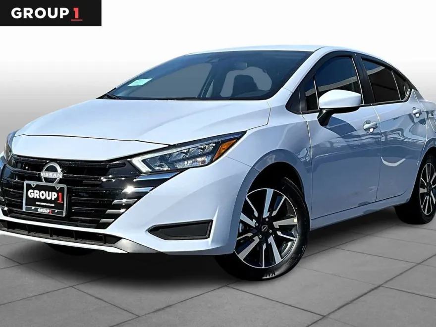 2025 Nissan Versa SV photo 1