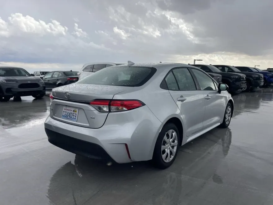 2024 Toyota Corolla LE photo 1