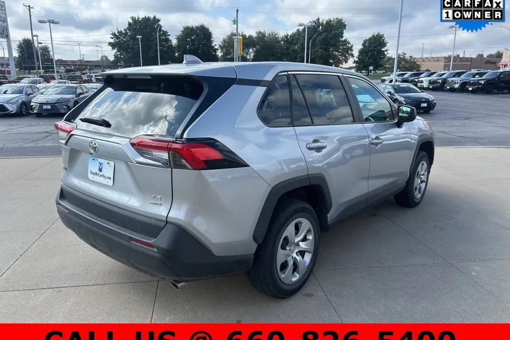 2022 Toyota RAV4 LE photo 1