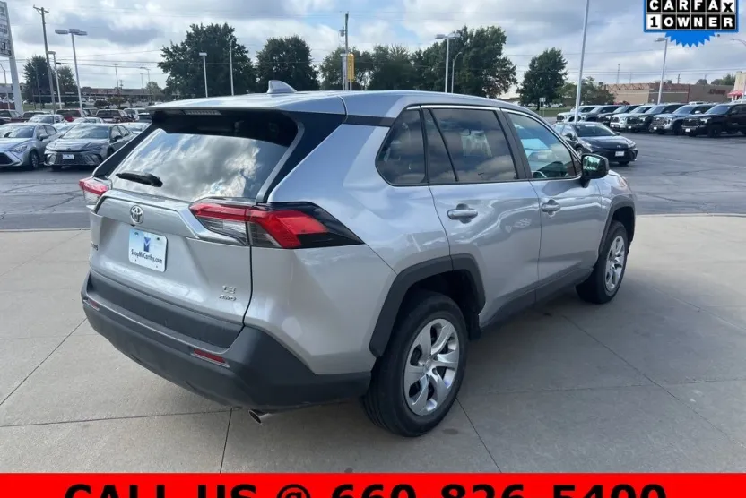 2022 Toyota RAV4 LE photo 1