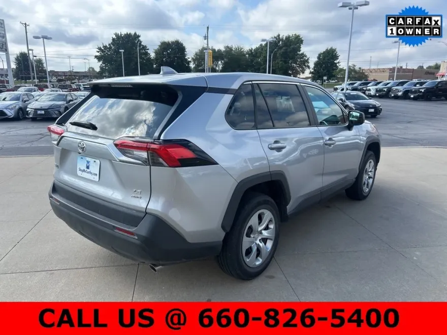 2022 Toyota RAV4 LE photo 1