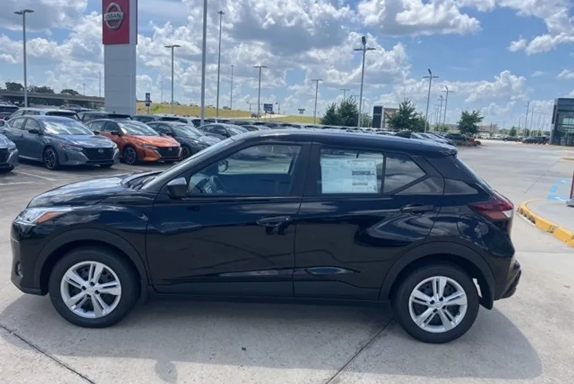 2025 Nissan Kicks Play S photo 1