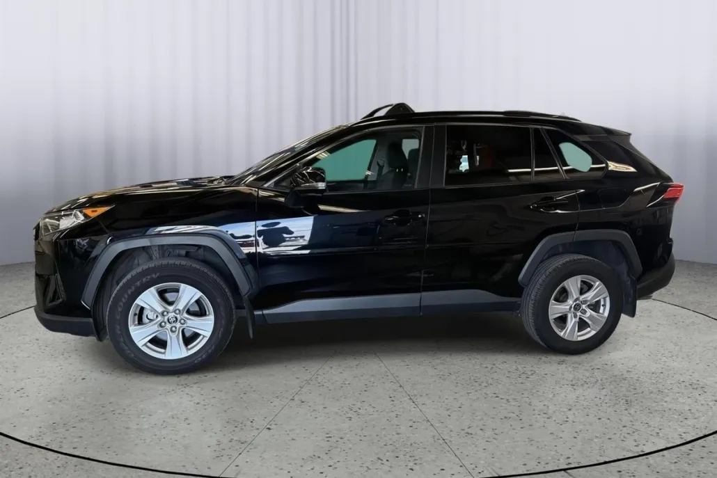 2021 Toyota RAV4 XLE photo 1