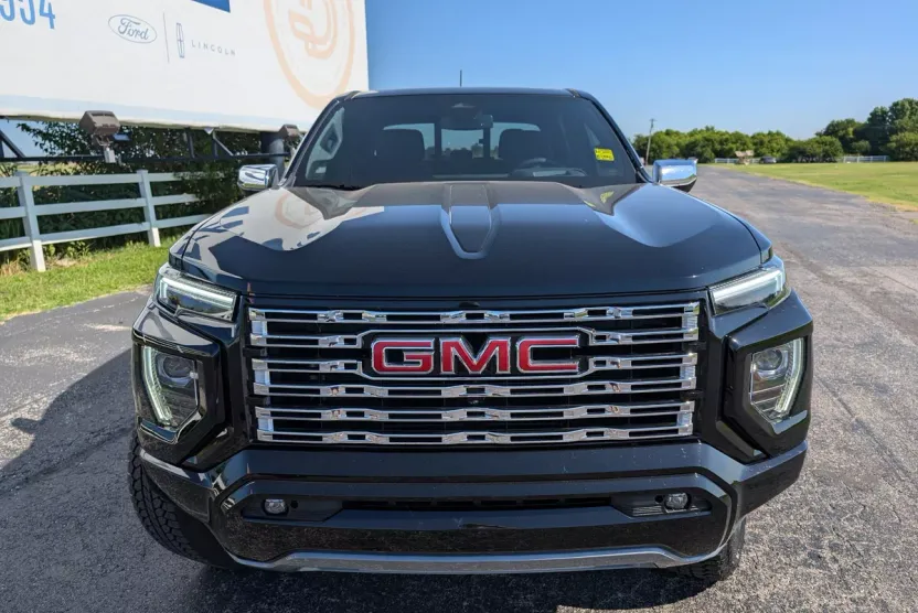 2024 Gmc Canyon Denali photo 1
