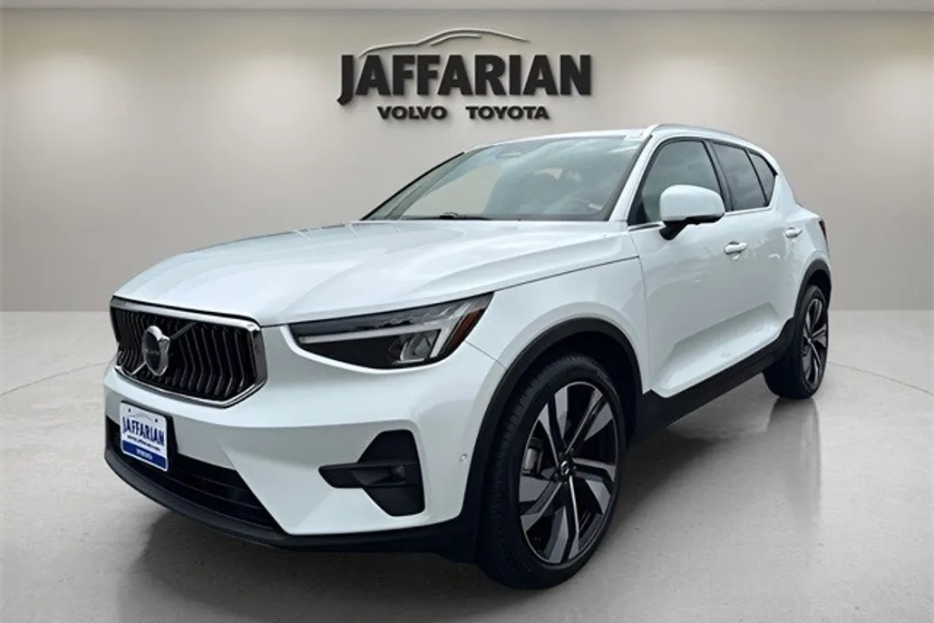 2024 Volvo XC40 Plus photo 1