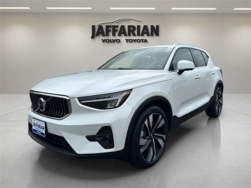 2024 Volvo XC40 Plus photo 1