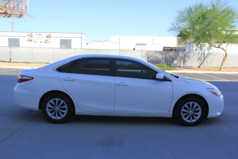 2015 Toyota Camry LE photo 1