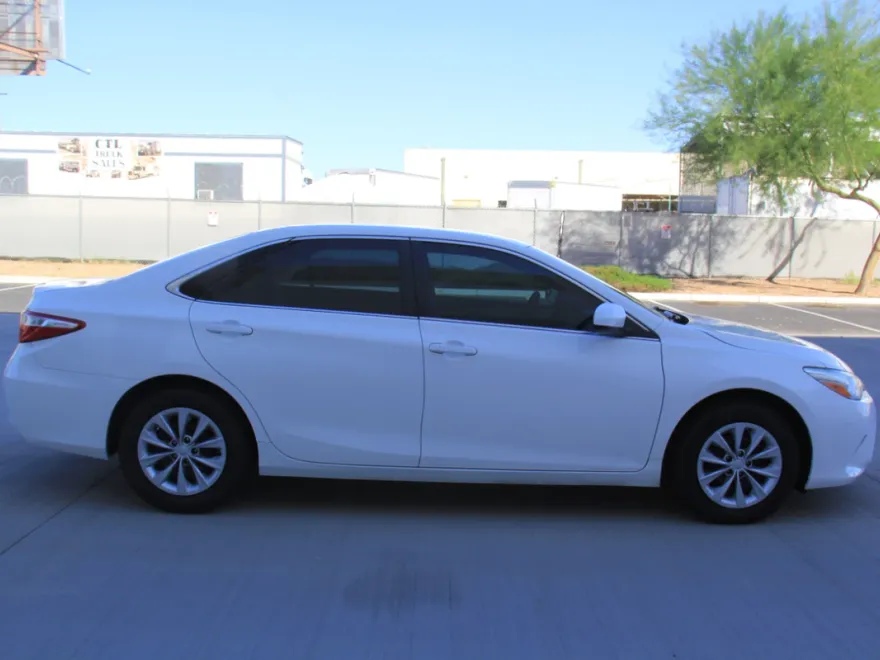 2015 Toyota Camry LE photo 1