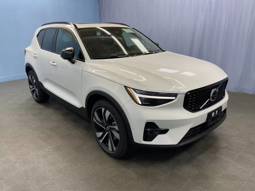 2026 Volvo XC40 photo 1