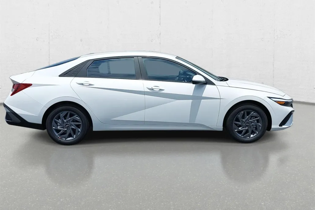 2025 Hyundai Elantra SEL Sport photo 1