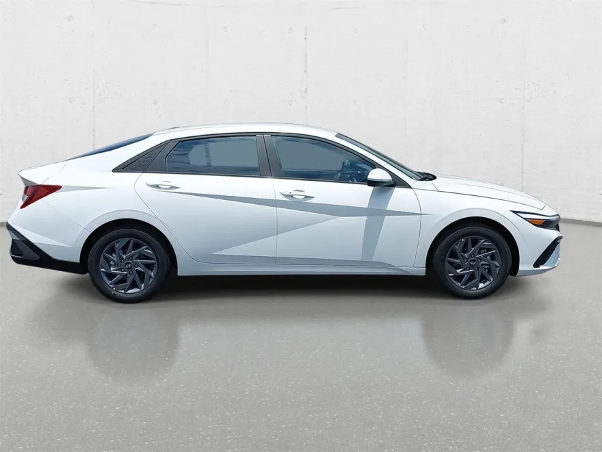 2025 Hyundai Elantra SEL Sport photo 1