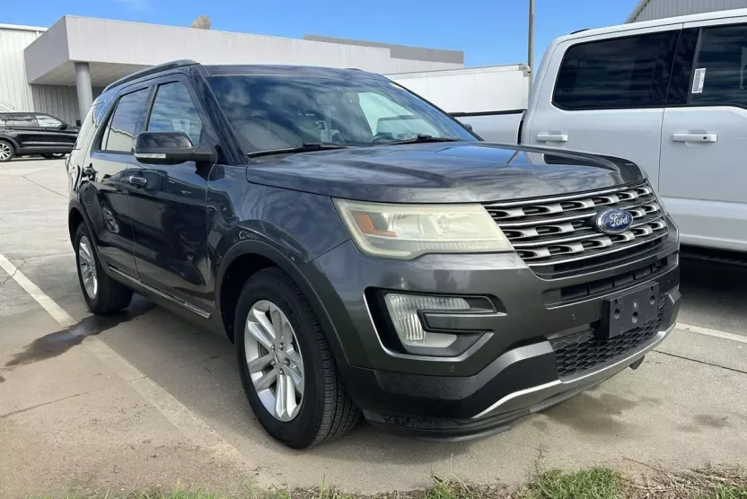 2017 Ford Explorer XLT photo 1