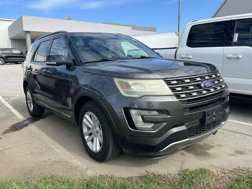 2017 Ford Explorer XLT photo 1