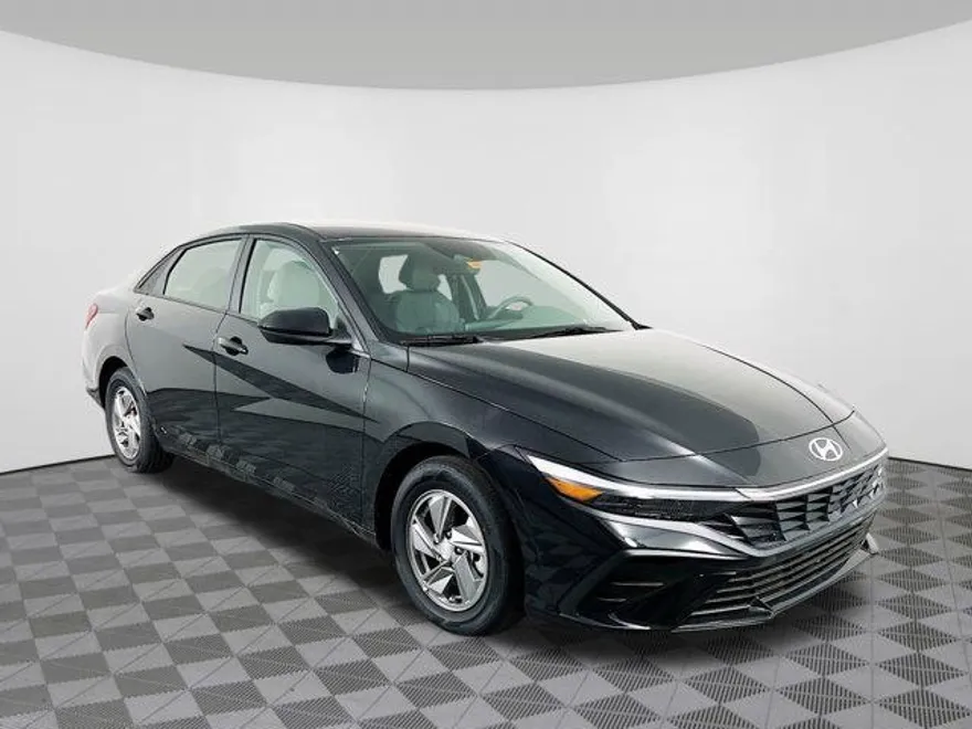 2025 Hyundai Elantra SE photo 1