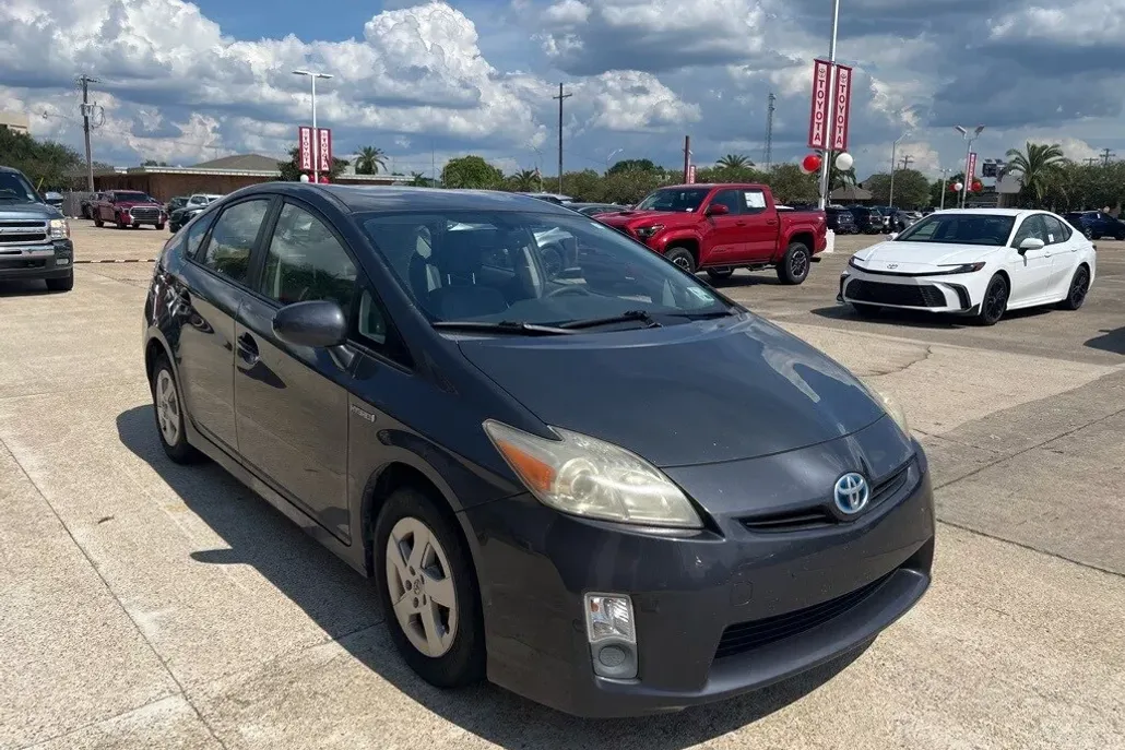 2010 Toyota Prius Four photo 1