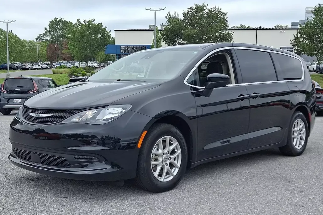 2024 Chrysler Voyager LX photo 1