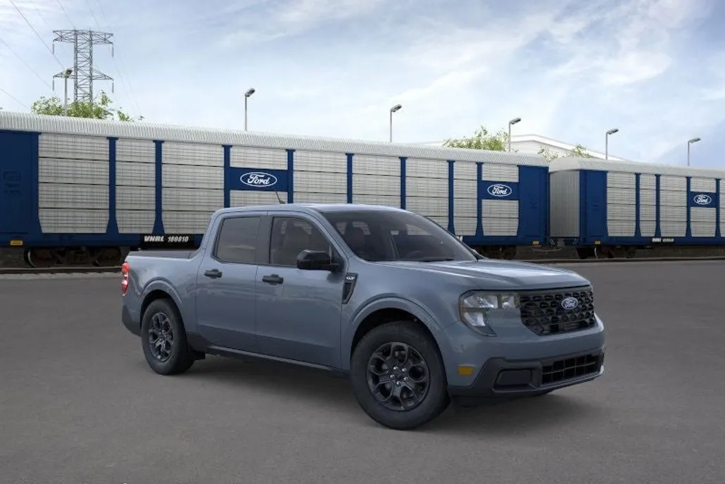 2025 Ford Maverick XLT photo 1