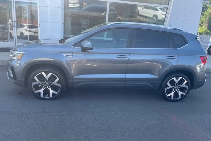 2022 Volkswagen Taos SEL photo 1