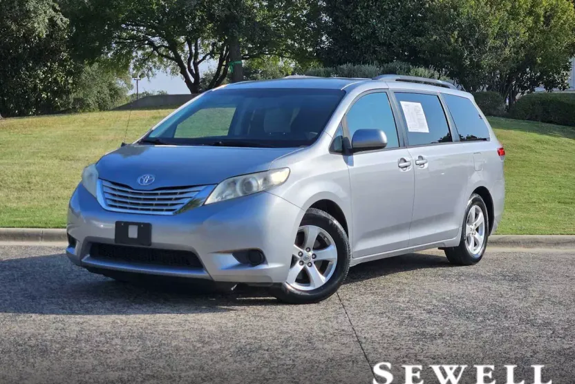 2013 Toyota Sienna LE photo 1